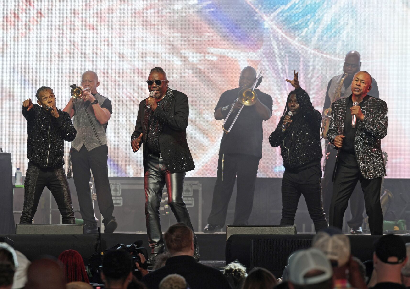 Earth Wind & Fire brave heat, perform at ӣƵ Music Park